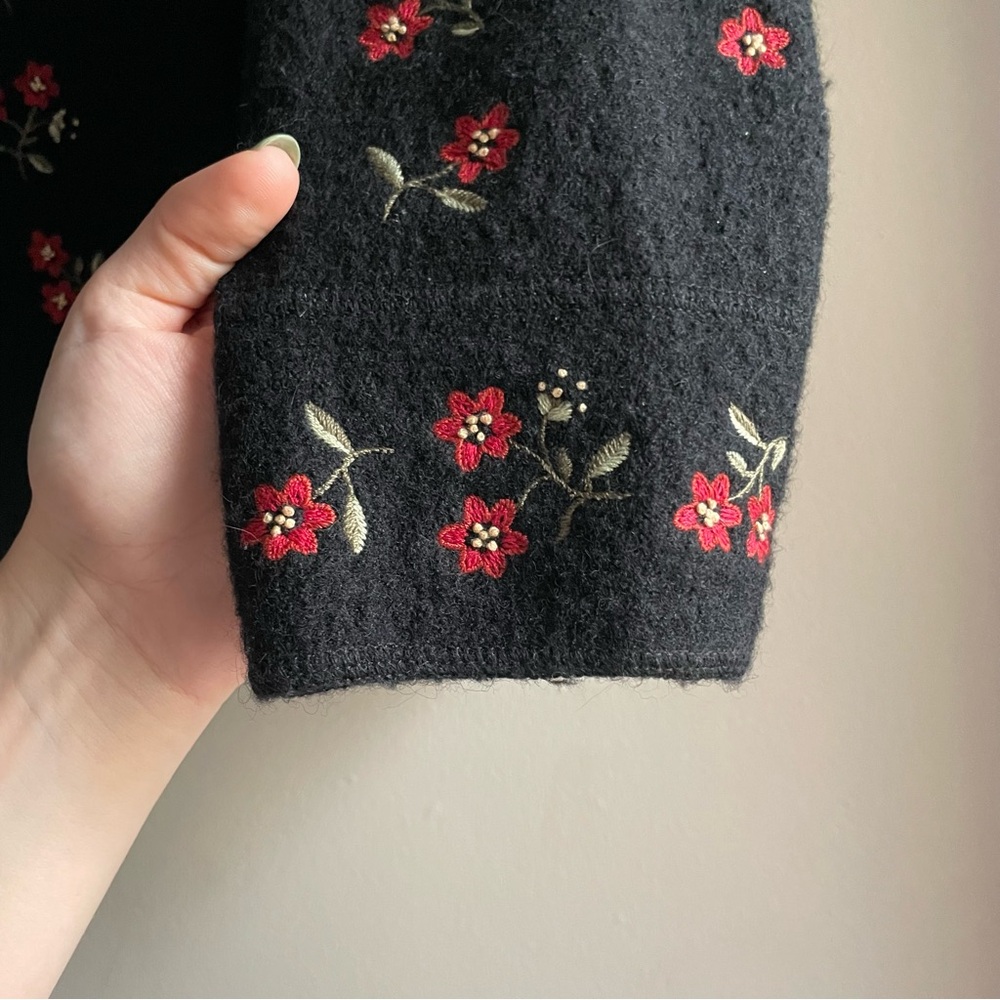 Talbot’s Woman 100% Wool Vintage Embroidered Floral Cardigan - Picture 6 of 8